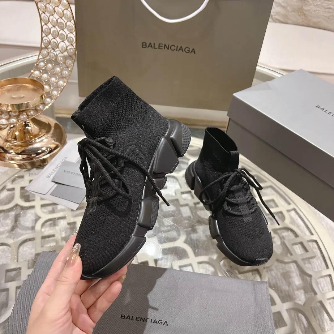 👟👟Ex-factory price 400👟👟 Balenciaga classic sock boots, originally produced by the factory, purchasing agent level. The latest original outsole mold, (TPU ten-vacuum outsole, the highest version on the market, please do not compare prices with TPR outsole, don’t bother if you don’t know the product) The black, white and red three-color vacuum sole shows high-end luxury. •Upper: elastic fly weave, double-layer composite gold wire high-elastic knitted mesh cotton •Inner lining: imported double-sided velvet, which is comfortable and resilient to shape •Insole: original imported terry cloth, breathable and not fading •Sole: TPU ten-vacuum outsole (to eliminate pores) •Packaging: full set of packaging (certificate, cloth bag, handbag) •Size: 35-47 standard code (34, 45, 46.47 can be customized and non-returnable)